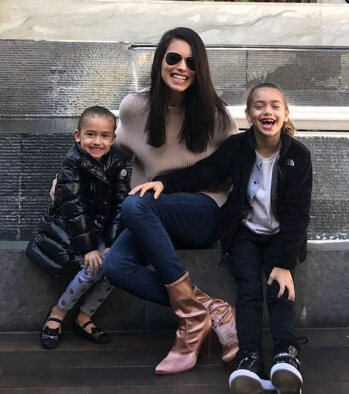 Valentina Lima Jaric with her sister Sienna Lima Jaric and mother Adriana Lima